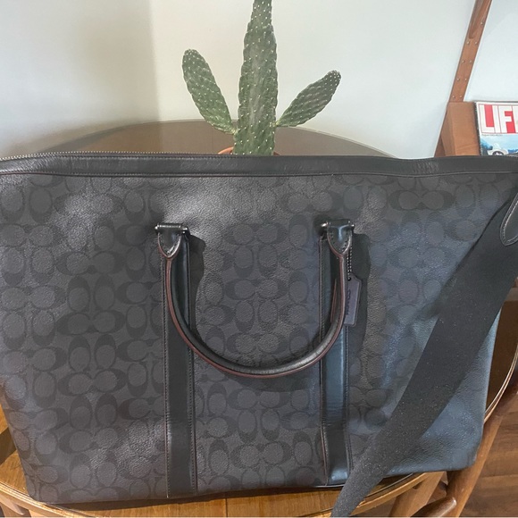 It’s a brand new coach bag.I bought in Montreal last week. - Picture 2 of 6